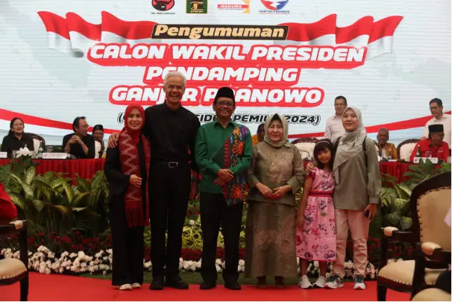 Mahfud MD Resmi Dampingi...