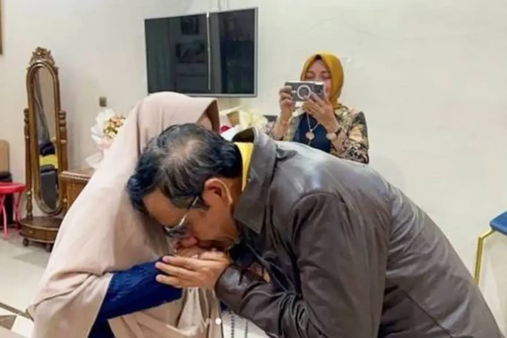 Momen Mahfud MD Sungkem...