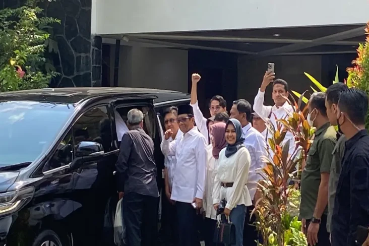 Diantar Keluarga, Mahfud...