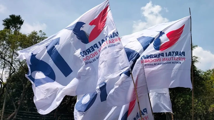 Bendera Raksasa Partai...