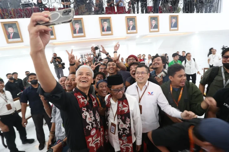 HT Bagikan Momen Selfie...