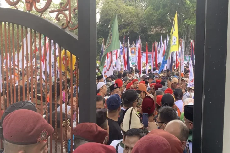 Massa Pendukung Anies-Cak...