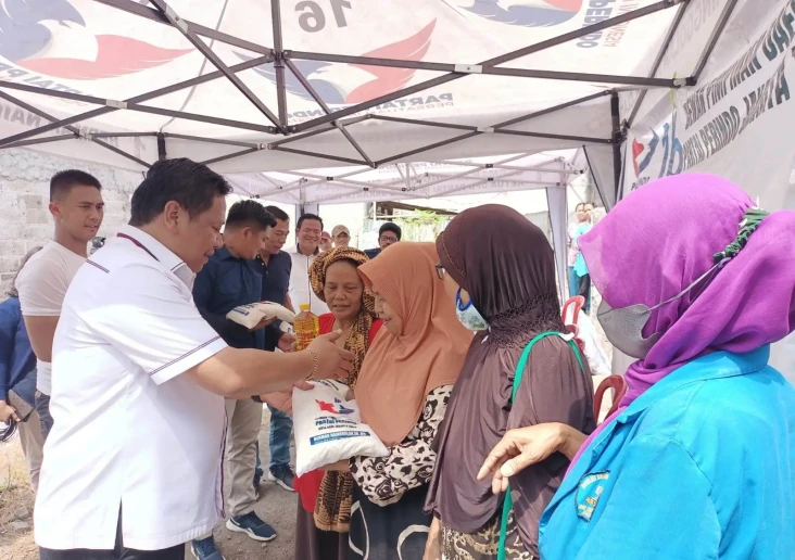 Warga Cakung Serbu Bazar...
