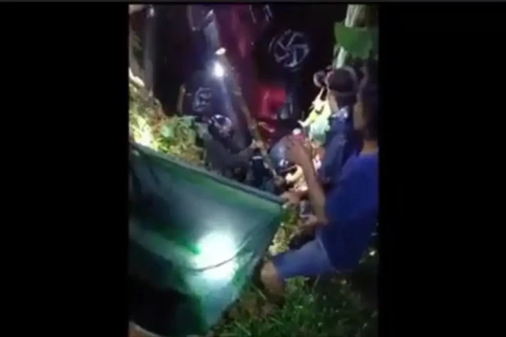 Mobil Terjun ke Jurang...
