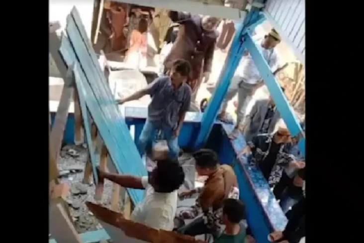 Viral Teras Rumah Ambruk...