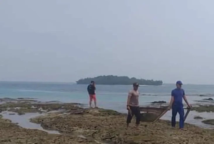 Serpihan Perahu Nelayan...