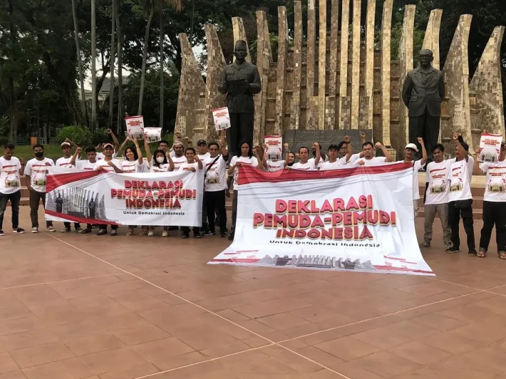 Para Pemuda Didorong...