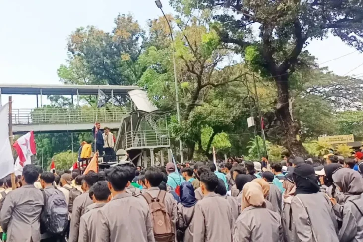 Unjuk Rasa Tolak Putusan...