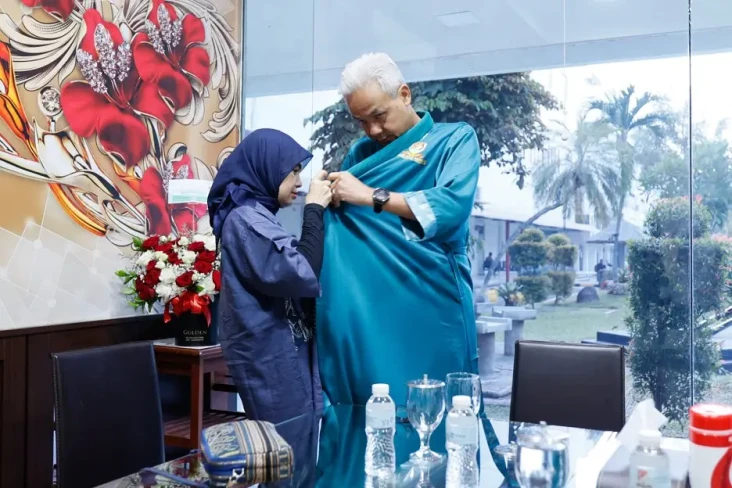 Mengintip Kemesraan...