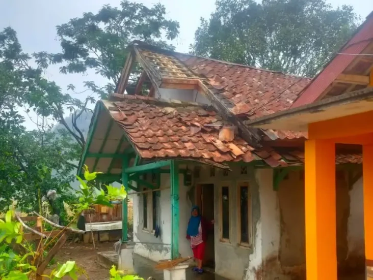 Puluhan Rumah Rusak...