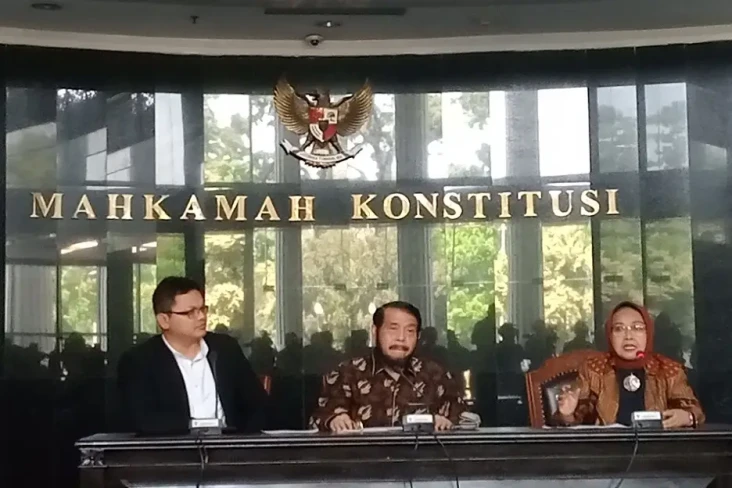 Anwar Usman Didesak...