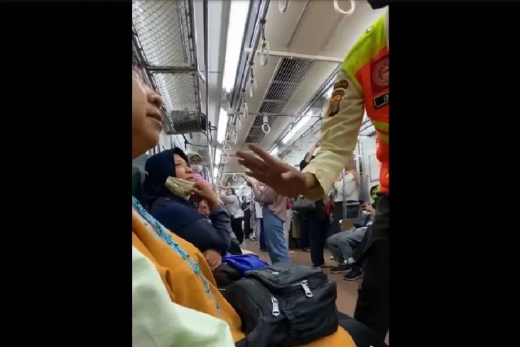 Viral Wanita Paruh Baya...