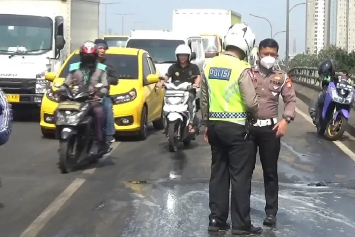 Ada Tumpahan Oli, Sejumlah...