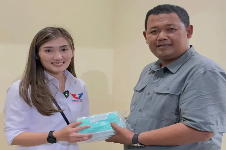 Berjibaku Padamkan Kebakaran...
