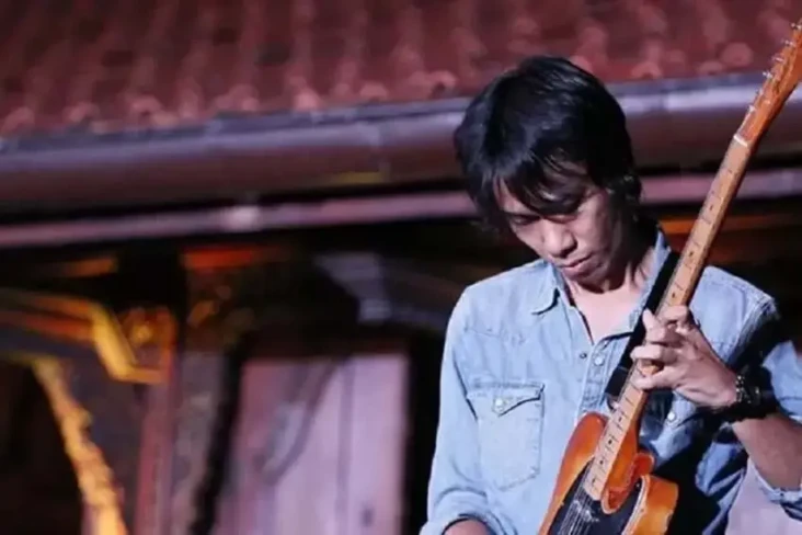 Gitar Kesayangan Eross...
