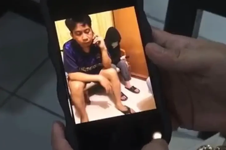 Asyik Lucuti Baju Mahasiswi...