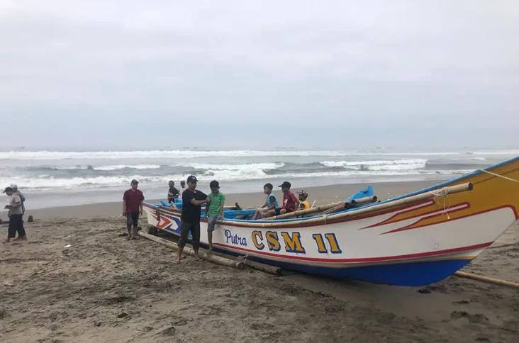 Kapal Nelayan Diterjang...
