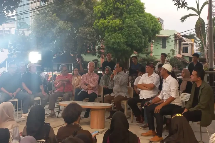 Ganjar-Mahfud MD Ngobrol...