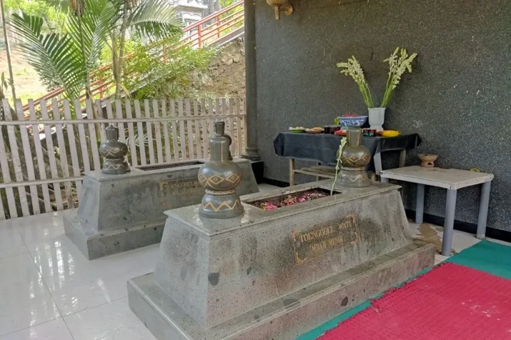 Misteri Dua Makam Keturunan...