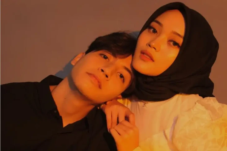 Gaya Pacaran Putri Delina...