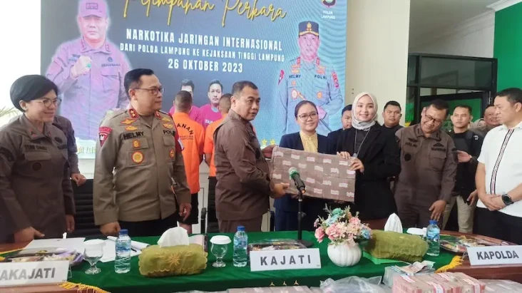 Polda Lampung Serahkan...