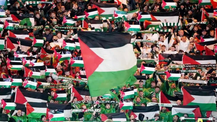 Fans Bentangkan Bendera...