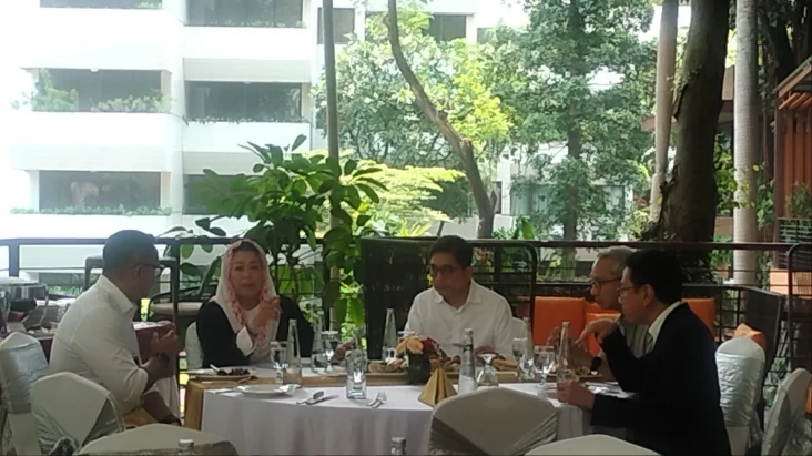 Momen Yenny Wahid Makan...