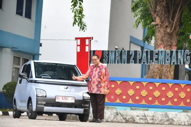 Jokowi Beri Mobil Listrik...