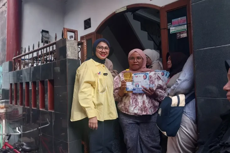 Caleg Perindo Alva Bagikan...
