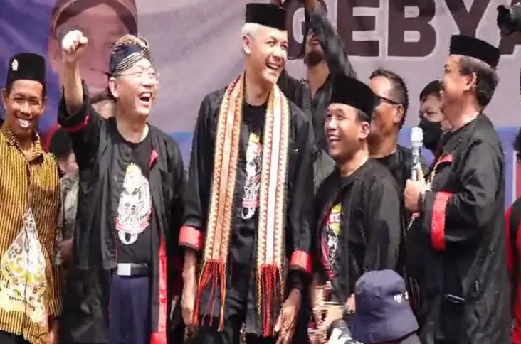 Dikalungkan Selendang,...