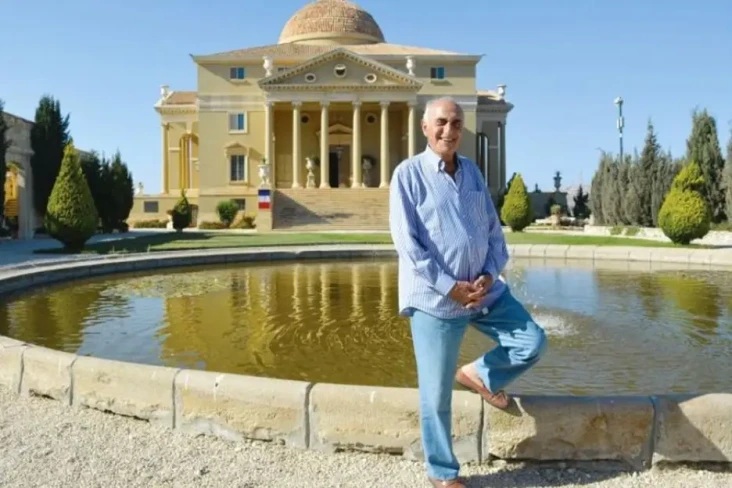 Profil Munib Al Masri,...