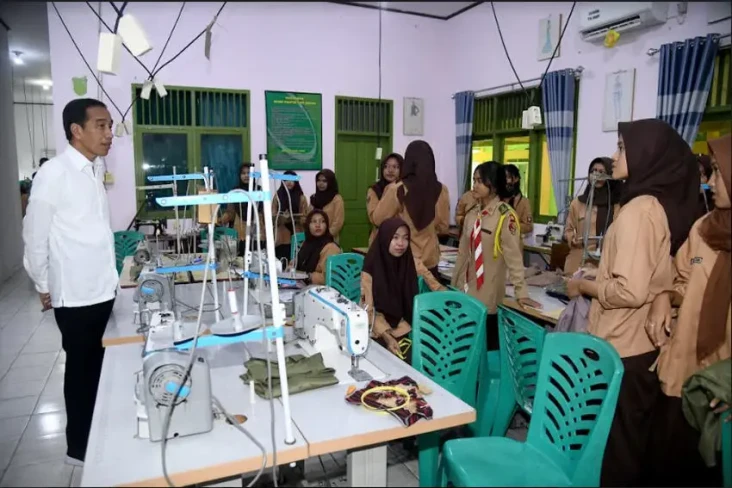 Tinjau SMKN 3 Kota Metro,...