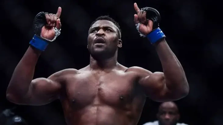 Francis Ngannou Kalahkan...