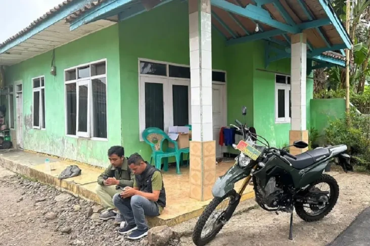 2 Warga Kebonpedes Sukabumi...