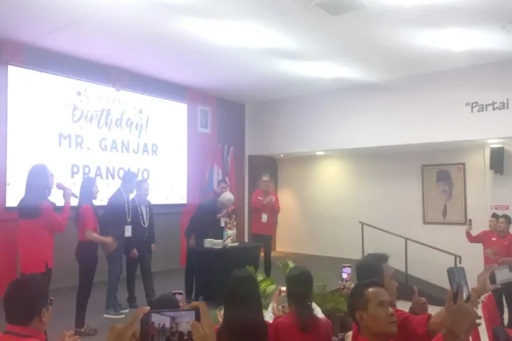 Ganjar Diberi Kejutan...