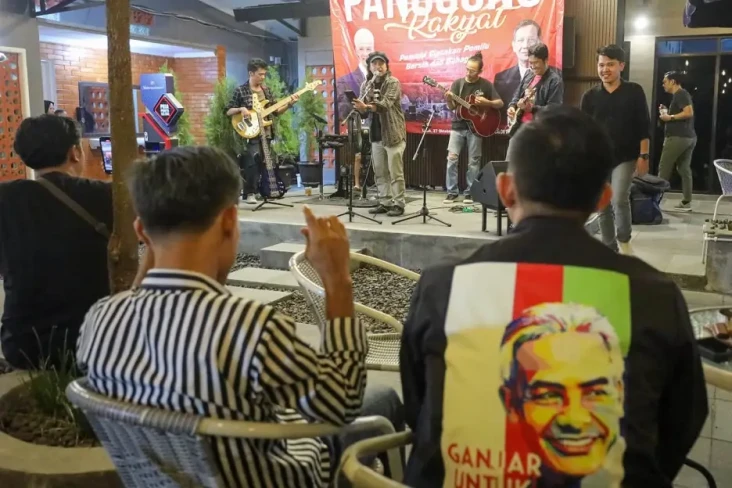 Hadiah Ultah Ganjar,...