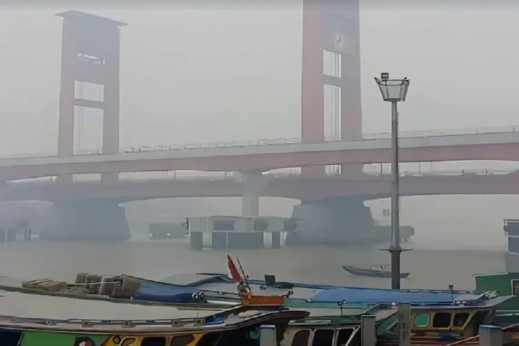 Kabut Asap Kepung Palembang,...