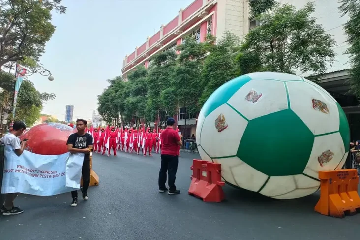 Ribuan Warga Surabaya...