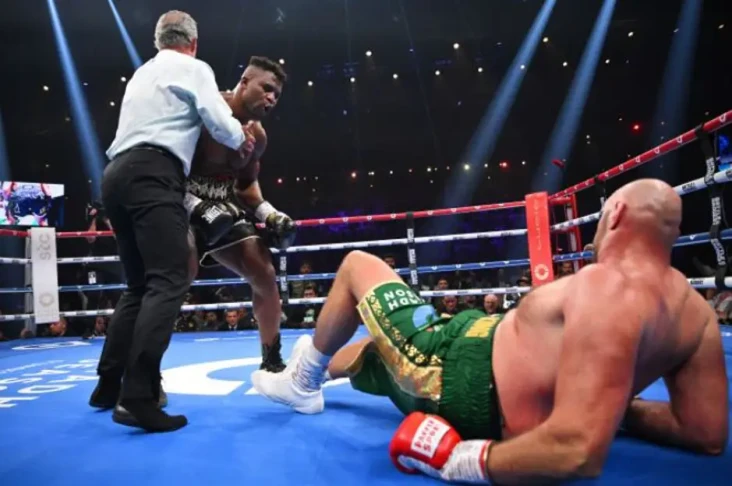 Tyson Fury Roboh di...