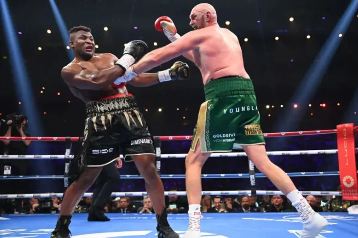 Tyson Fury Tertolong...