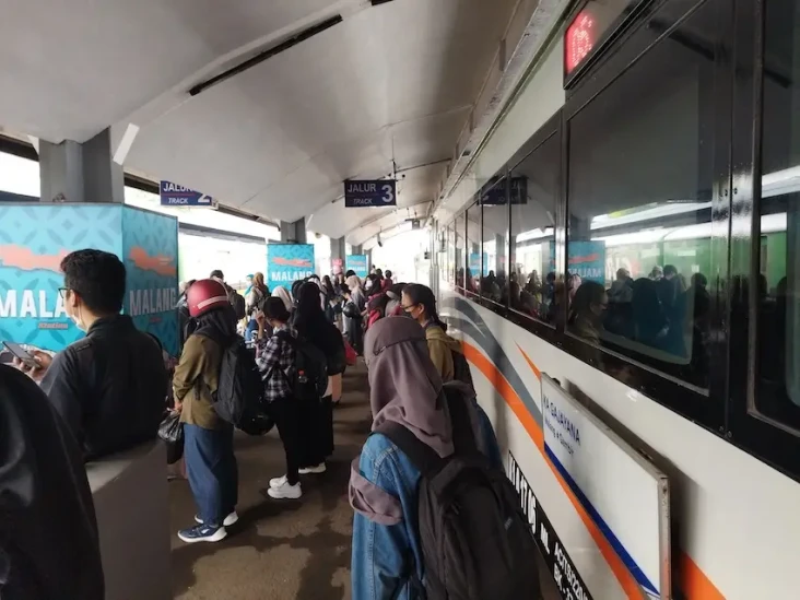 Kereta Brawijaya Tabrak...