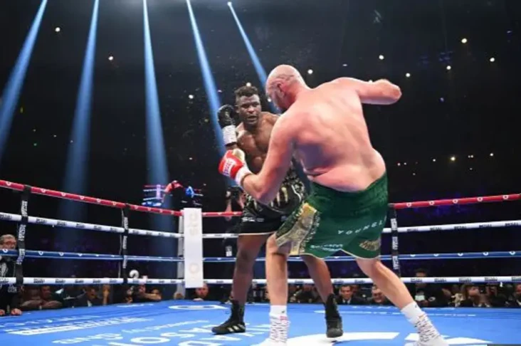 Francis Ngannou kepada...
