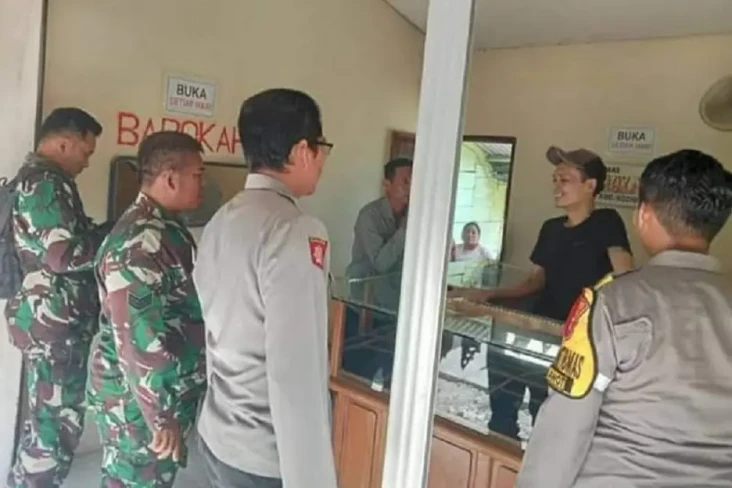 Perampok Berpistol Gasak...