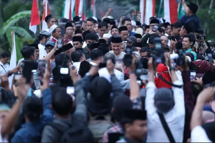 Ribuan Warga Hadiri...