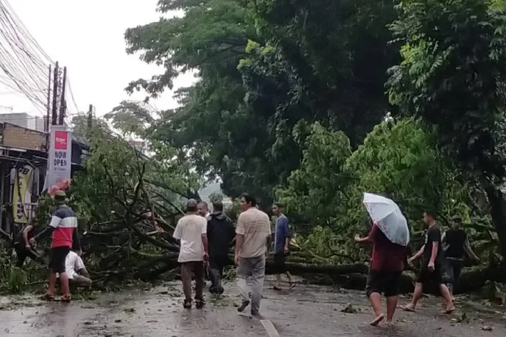 Hujan Deras Disertai...