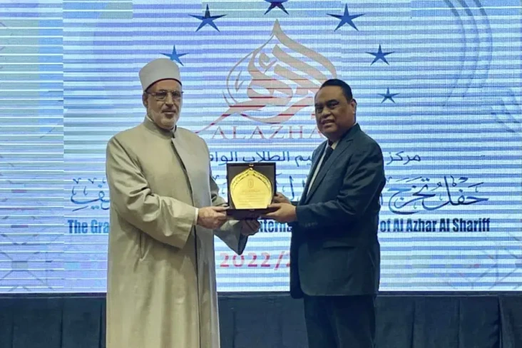 Al-Azhar Gelar Wisuda...