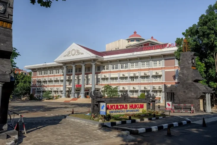 4 Universitas Negeri...