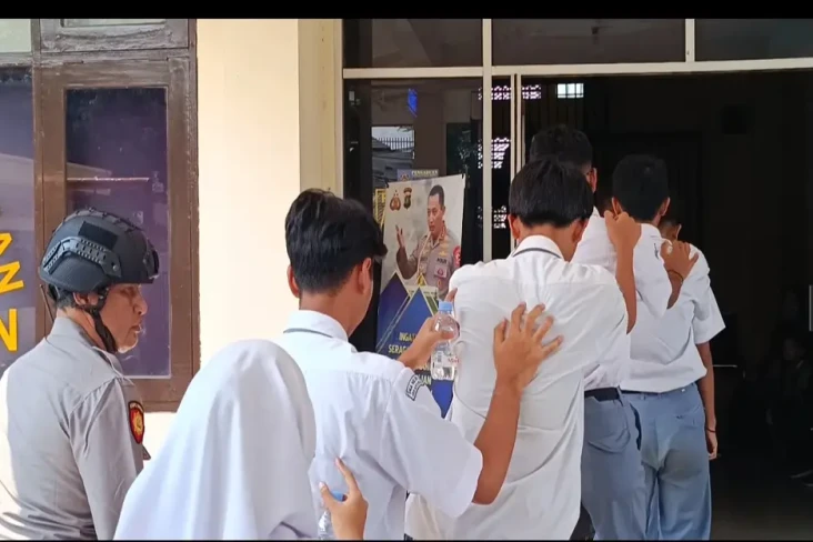 Kenakan Seragam SMA,...