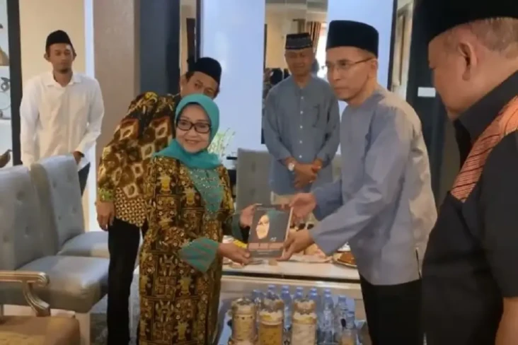 TGB Zainul Majdi Kunjungi...