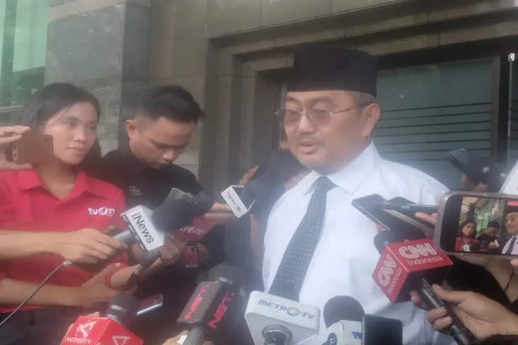 Rampung Periksa Anwar...